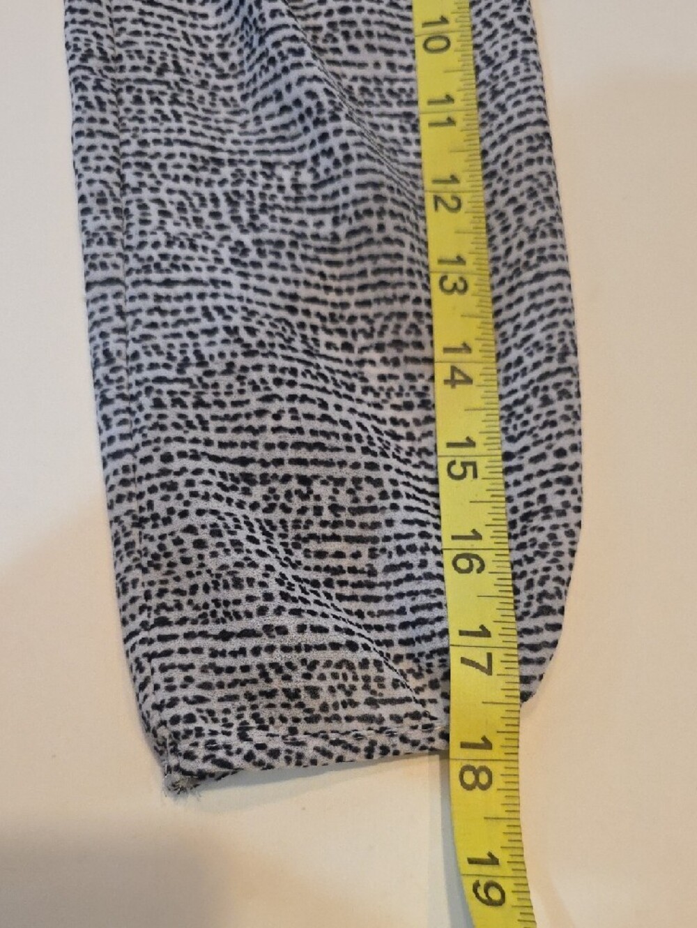 H&M Black White Patterned V-Neck Button Down Blouse 3/4 Sleeve Size 2 Workwear - Picture 10 of 10